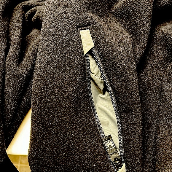 Men’s WindRiver jacket in like new condition. Has multiple zip pockets. - Picture 4 of 5